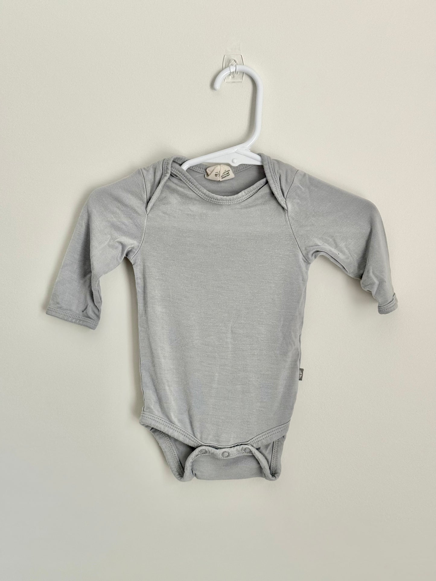 Kyte Baby Long Sleeve Bodysuit in Storm