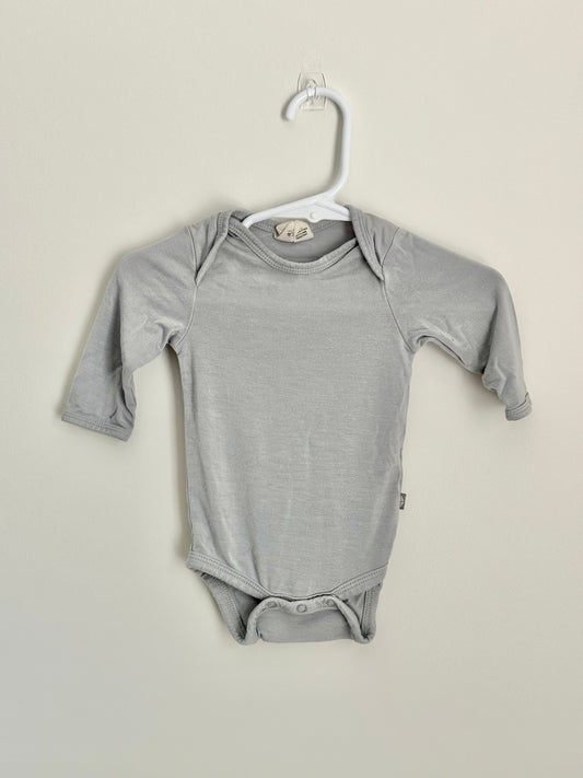Kyte Baby Long Sleeve Bodysuit in Storm